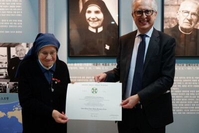 지난 1월26일 성바오로딸수도회 마리아 도로테아 엘레나 도토(왼쪽) 수녀에게 페데리코 파일라(오른쪽) 주한 이탈리아 대사가 ‘이탈리아의 별’ 명예훈장을 전달하고 있다. 성바오로딸수도회 제공