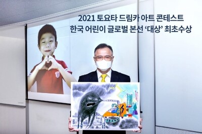 이제율 어린이 작품을 소개하는 타케무라 노부유키 대표. 한국토요타자동차 제공