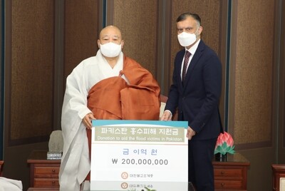 왼쪽 원행 총무원장과 나빌 무니르 주한 파키스탄 대사. 조계종 제공