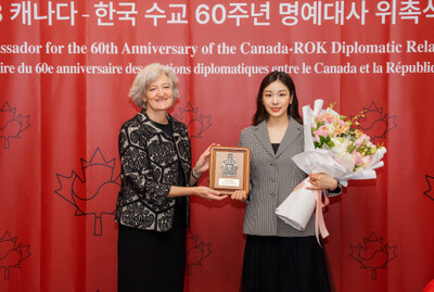 왼쪽부터 타마라 모휘니 주한캐나다 대사대리와 김연아. 주한캐나다대사관 제공