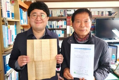 지난 3월10일 김상진 열사의 양심선언문 등을 기증한 전경배(오른쪽) 창원향토학교 이사장. 부산민주항쟁기념사업회 제공