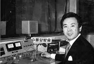 고 최동욱씨는 &lt;동양방송&gt; 피디 시절인 1964년부터 국내 첫 라디오 음악 생방송 ‘3시의 다이얼’을 진행했다. &lt;한겨레&gt; 자료사진