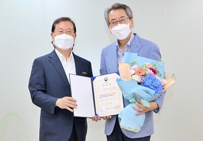 왼쪽부터 김순 자치분권위원장과 권경득 정책자문위원장. 선문대 제공