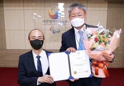 왼쪽부터 정진완 회장과 양충연 사무총장. 장애인체육회 제공