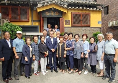 서울 종로구 창신동 한울삶 앞에 모인 전국민족민주유가족협의회 회원들. 사진 유가협