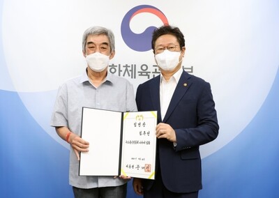 왼쪽부터 김주언 이사와 황희 장관. 문화체육관광부 제공