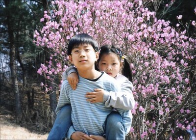 2005년 13살 때 성묘 갔다가 힘들어하는 사촌동생을 업고 내려오던 아들 이강욱군. 김미경 주주 제공