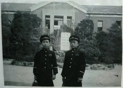 고 박대원(오른쪽)씨는 19400년 대구에서 태어나 경북중고와 서울대 문리대 철학과를 나온 뒤 1968년부터 오스트리아 그라츠대학을 거쳐 독일 쾰른대학에서 유학했다. 사진은 경북중 시절 교정에서 찍은 모습이다. 사진 정주하 교수 제공