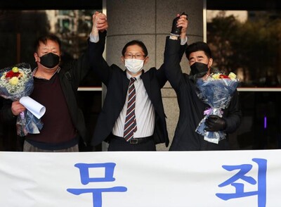 지난 4일 부산고법에서 '낙동강변 살인사건' 재심 무죄 판결을 받고 기뻐하는 박준영(가운데) 변호사와 피해 당사자 최인철(왼쪽), 장동익(오른쪽)씨. 연합뉴스