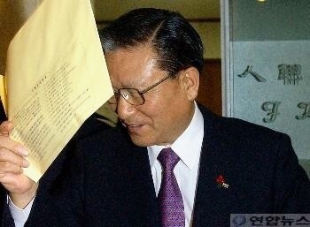 2003년 1월13일 전경련 손병두 부회장이 ‘김석중 상무의 발언 파문’을 대한 임원단회의 보고서를 들고 김각중 회장실로 향하고 있다. 전경련은 이날 오후 정태승 전무 등을 인수위로 보내 ‘김각중 회장의 사과문’을 정순균 인수위 대변인에게 전달했다. 연합뉴스