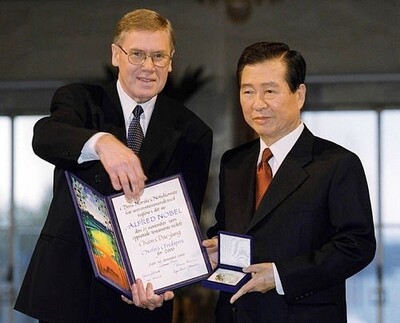 2000년 10월 고 김대중(오른쪽) 대통령의 노벨평화상 수상 장면. 사진 김대중평화센터 제공