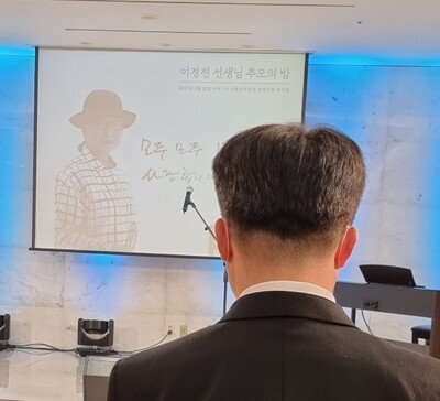 이석기 전 의원이 지난 21일 서울성모병원 장례식장에서 열린 ‘고 이경진씨 추모제’를 지켜보고 있다. 최헌국 목사 제공