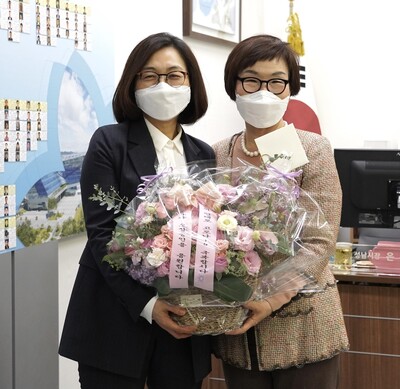 왼쪽부터 은수미 성남시장과 이미경 코이카 이사장. 사진 코이카 제공