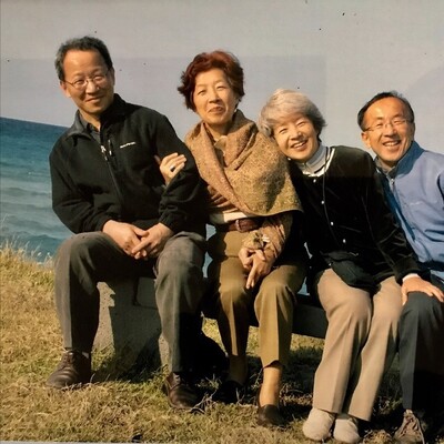 2006년 귀국해 제주에 정착한 모친이 2011년 뇌수술을 받게 됐을 때 각국에 흩어져있던 4남매가 모처럼 모였다. 왼쪽부터 사회학 박사 박세진, 인류학 박사 옥경, 교육철학 박사 은명(반아), 한국 에미서리 대표인 막내 유진씨. 김반아씨 제공