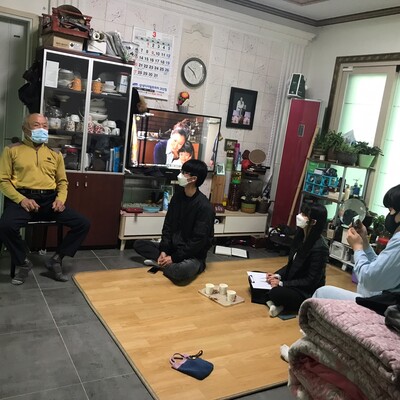 어르신 자서전 &lt;길 위에 삶을 풀어놓다&gt;의 주인공 신국호(맨 왼쪽)씨의 이야기를 채록하고 있는 괴산고 학생들. 괴산 청소년문화의집 제공