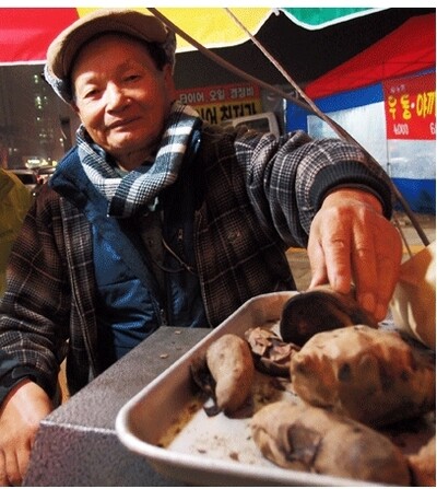 충남 공주에서 평생토록 유기농을 실천하며 전국가톨릭농민회장을 지낸 고 최병욱 의원은 2013년 2월 세종시의 한 아파트 앞에서 직접 수확한 고구마를 구워팔며 농촌살리기를 역설하기도 했다. 사진 &lt;세종의 소리&gt; 제공