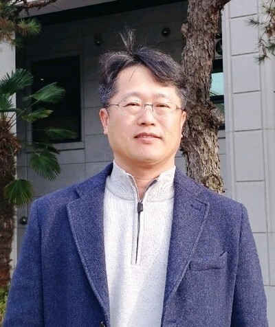 김성용 광주21세기병원 내과원장은 자신이 첫 감염 소견을 냈던 16번째 확진자와 그 가족들이 무사히 퇴원한 19일 자가격리를 끝내고 복귀했다. 사진 광주21세기병원 제공