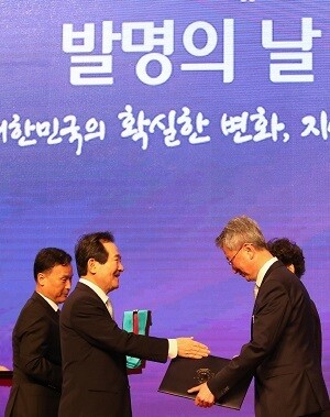 24일 발명의 날 기념식에서 정세균(왼쪽) 국무총리가 진교원(오른쪽) SK하이닉스 사장에게 금탑산업훈장을 수여하고 있다. 사진 특허청 제공