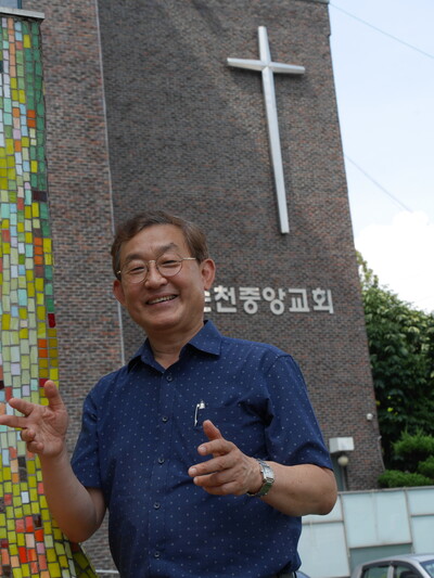 지난주 전남 순천중앙교회에서 만난 홍인식 목사가 4년여 만에 자의반 타의반 교회를 떠나는 이유를 밝히고 있다. 사진 조현 종교전문기자