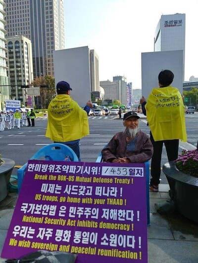 지난 2018년 광화문 광장에서 1453일째 1인 시위를 하고 있는 고 김제현 선생. 사진 정영철씨 제공