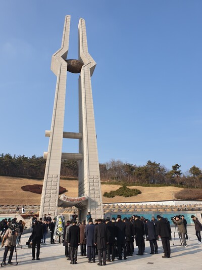 3일 광주시 북구 국립5·18민주묘지 추모탑에서 5·18조사위원회 위원들이 출범에 앞서 희생자 영령을 위로하기 위해 묵념을 올리고 있다. 김용희 기자