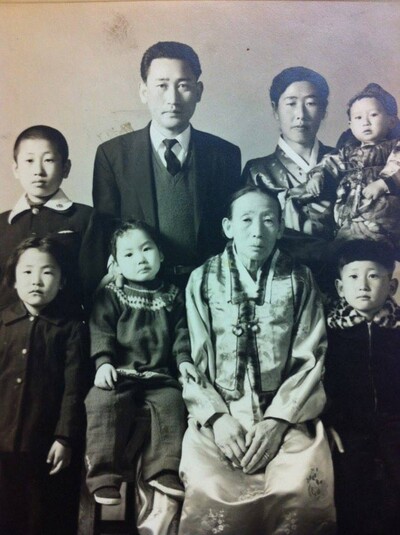 할머니 김성녀(1893~1975) 여사는 독립군의 후손이자 아내이자 그 자신 독립운동가였다. 1960년 찍은 가족사진, 뒷줄 왼쪽부터 큰오빠 최윤주·아버지 최봉우·어머니 차연순·둘째동생 최형주, 앞줄 왼쪽부터 큰할아버지 최진동 장군의 손녀 최영미(미국 거주)·최성주(필자)·할머니 김성녀·둘째오빠 최흥주. 최성주 주주통신원 제공