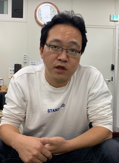청년재단이 운영하는 ‘청년맞춤제작소’ 이정현 성남센터장. 그는 “위기·취약계층 청년들의 진로를 터주기 위해선 정서적 지지와 연대가 필요하다”고 말한다. 김기성 기자