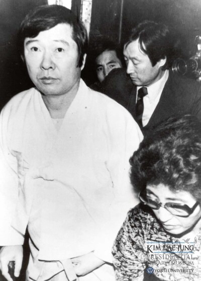 1976년 ‘3·1 구국선언 사건’으로 투옥된 김대중 전 대통령이 79년 12월27일 형집행정지로 풀려나아 부인 이희호 여사와 권노갑 전 의원 등의 부축을 받고 있다. 연세대 김대중도서관 제공. 1976년 ‘3·1 구국선언 사건’으로 투옥된 김대중 전 대통령이 79년 12월27일 형집행정지로 풀려나아 부인 이희호 여사와 권노갑 전 의원 등의 부축을 받고 있다. 연세대 김대중도서관 제공.