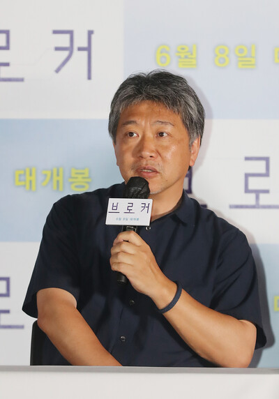 31일 오후 서울 용산구 씨지브이(CGV) 용산아이파크몰에서 열린 영화 &lt;브로커&gt;의 언론시사회에서 감독 고레에다 히로카즈가 송강호의 칸국제영화제 최우수 남자배우상 수상에 대한 기자들의 질문에 답하고 있다. 신소영 기자 viator@hani.co.kr