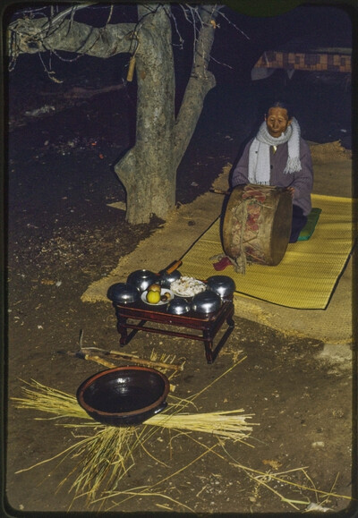 도이힐러 교수가 1960년대 찍은 봉사할매의 안택고사 모습. ⓒEthnographic Museum of the University of Zurich