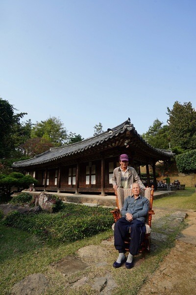 일기의 주인공 김봉호씨가 작고 직전인 2018년 10월 맏아들 김형씨와 광주시 광산구 하남동 김봉호 가옥 마당에서 마지막 기념사진을 찍었다. 광주 광산구 제공