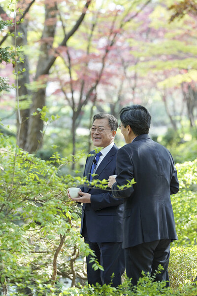 문 대통령이 인터뷰를 위해 청와대를 찾은 손석희 전 앵커와 이야기를 나누는 모습. 청와대 제공