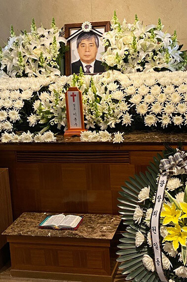 지난 2월26일 신장암 투병 끝에 별세한 이훈우 전 &lt;한겨레&gt; 제작국장의 빈소에 광주 서중·일고 시절 동아리인 ‘광랑’ 회원들의 조화가 놓여 있다. 민청학련계승사업회 제공