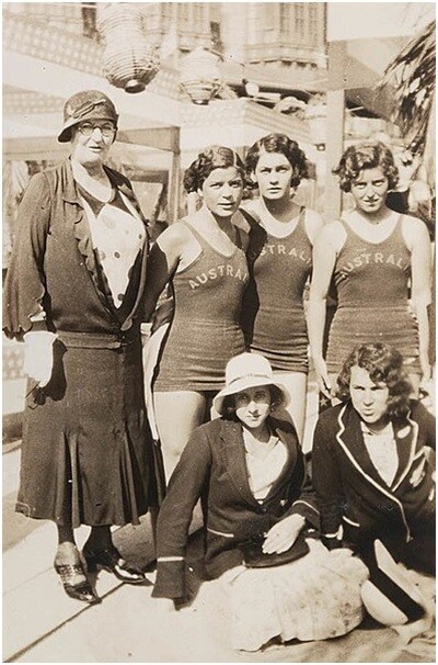 1932년 로스앤젤레스 올림픽에 참가한 호주의 여성 수영 선수들. 20년 전의 수영복보다 더 몸에 달라 붙고, 신체 노출이 더 많아졌다. 위키미디어 코먼스 제공