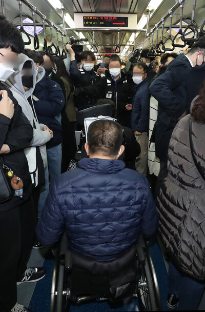 전국장애인차별철폐연대(전장연) 관계자들이 지난달 28일 오전 서울 지하철 3호선 경복궁역에서 4호선 혜화역까지 이동하는 ‘출근길 지하철 탑니다’ 운동을 진행하고 있다. 공동취재사진