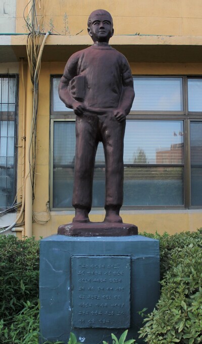 서울 시내 초등학교 600여곳 중에서 가장 마지막으로 남아 있던 서울 용산구 한남초등학교 교정의 이승복 어린이 동상. 한남초등학교 행정실 관계자는 “한달 전쯤 철거됐다”고 확인해주었다. 2018년 7월의 한남초등학교 이승복 동상 모습. 고경태