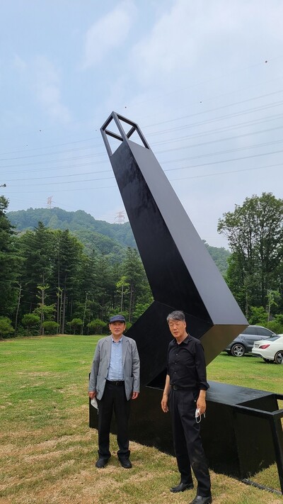 고 김병기 화백이 잠든 포천 나남수목원에서 지난 25일 조각품 ‘기도’를 기증한 고인의 막내아들 김청윤(오른쪽) 작가와 고인의 회고록을 집필한 윤범모(왼쪽) 국립현대미술관장이 함께했다. 사진 김경애 기자