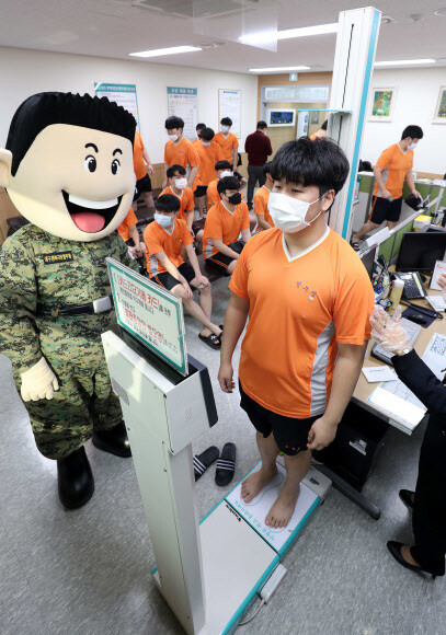 3일 오전 대구시 동구 신서동 대구·경북지방병무청에서 올해 첫 병역판정검사가 실시되고 있다. 연합뉴스