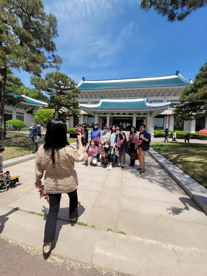 지난 5월10일 청와대 경내가 처음 개방된 직후 관람객들이 본관 앞에서 기념사진을 찍고있다. 노형석 기자