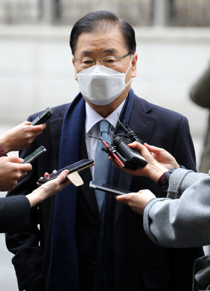 정의용 외교부 장관 후보자가 21일 오전 종로구 도렴빌딩 사무실로 출근하며 기자들의 질문에 답하고 있다. 연합뉴스