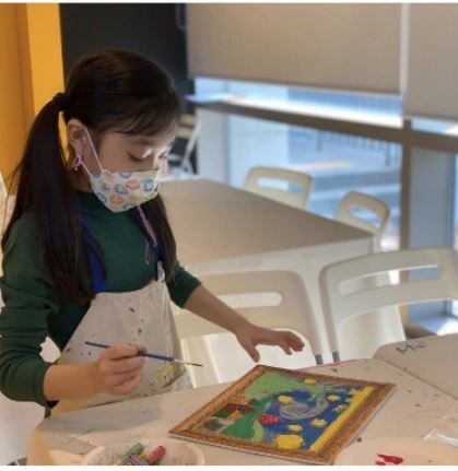 ‘그대, 나의 뮤즈’ 전시회를 관람한 어린이가 그림을 그리는 체험을 하고 있다. ‘그대, 나의 뮤즈’ 전시회를 관람한 어린이가 그림을 그리는 체험을 하고 있다.