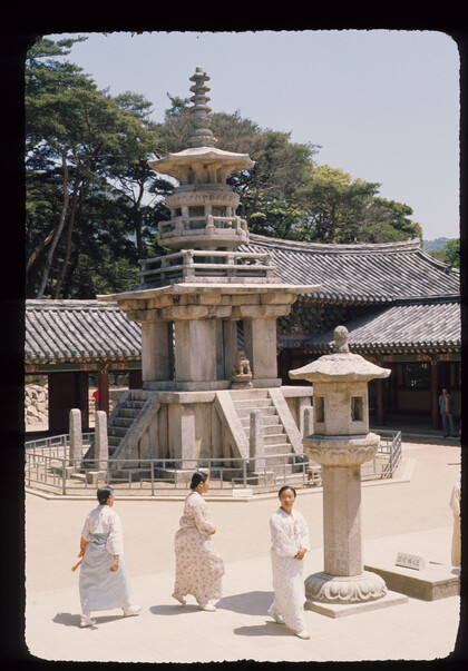 도이힐러 교수의 시댁인 경상도 양반가 여성들이 계모임을 마친 뒤 경주 불국사의 다보탑을 시계 반대 방향으로 돌고 있다. ⓒEthnographic Museum of the University of Zurich