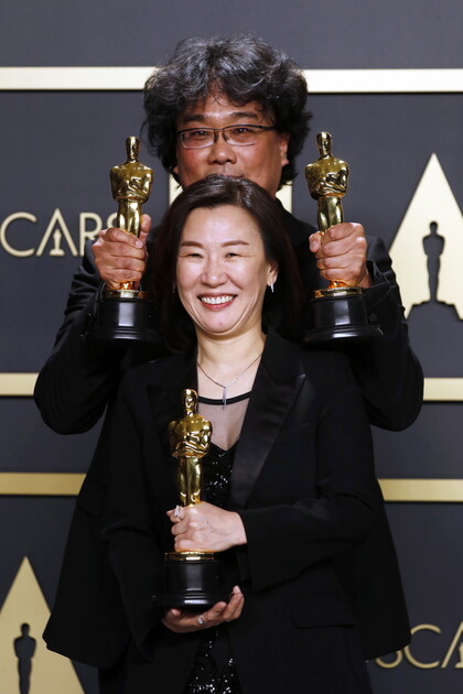 지난 9일(현지시각) 로스앤젤레스 돌비극장에서 열린 제92회 아카데미 시상식에서 4개 부문을 석권한 영화 &lt;기생충&gt;의 봉준호 감독과 제작사 곽신애 대표가 재밌는 포즈로 기념사진을 찍고 있다. 로스앤젤레스/EPA 연합뉴스