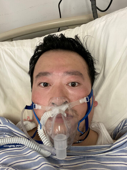 지난 2019년 12월 말 중국 후베이성 우한의 코로나19 상황을 처음으로 경고한 안과의사 리원량이 2020년 2월3일 병원에서 산소 마스크를 낀 채 코로나19 치료를 받고 있는 모습. 로이터 연합뉴스