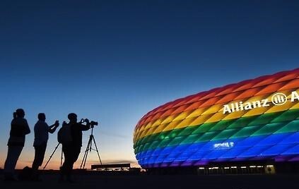 무지갯빛 조명이 밝혀진 독일 뮌헨의 알리안츠 아레나 축구장 EPA=연합뉴스