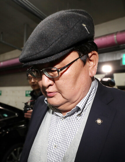여객기 기내에서 여성 승무원을 성추행한 혐의를 받은 오드바야르 도르지 몽골 헌법재판소장이 지난 7일 오전 인천시 남동구 인천지방경찰청을 나서고 있다. 연합뉴스