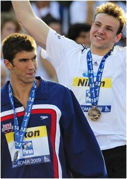 2009년 로마 세계수영선수권대회 남자 자유형 200미터 결승 시상식에서 금메달을 건 파울 비더만(오른쪽)과 은메달을 건 마이클 펠프스(왼쪽)의 표정이 묘한 대조를 보이고 있다. 한겨레 제공