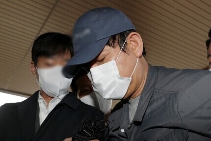 라임사건의 핵심인물인 김봉현 전 스타모빌리티 회장이 지난해 4월 경찰 조사를 위해 경기남부지방경찰청으로 호송되고 있다. 연합뉴스.