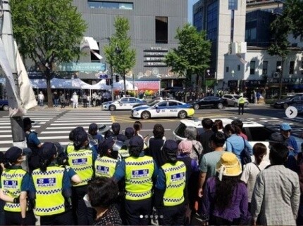 지난달 ‘부처님오신날’인 19일 조계사 앞에 예수재단 소속 신자들이 ‘하나님 뜻을 전파하러 왔다’며 찬송가를 부르고 불교를 비방하는 구호를 외치면서 소란을 피워 경찰이 출동했다. 사진 조계사 청년회 인스타그램 갈무리