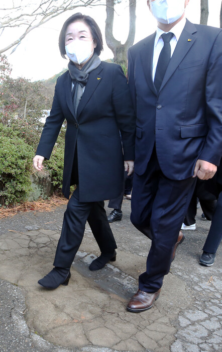 8일 오후 광주 북구 민족민주열사 묘역 앞에서 정의당 심상정 대선후보가 바닥에 놓인 전두환 방문 기념 비석을 밟고 지나고 있다. 연합뉴스